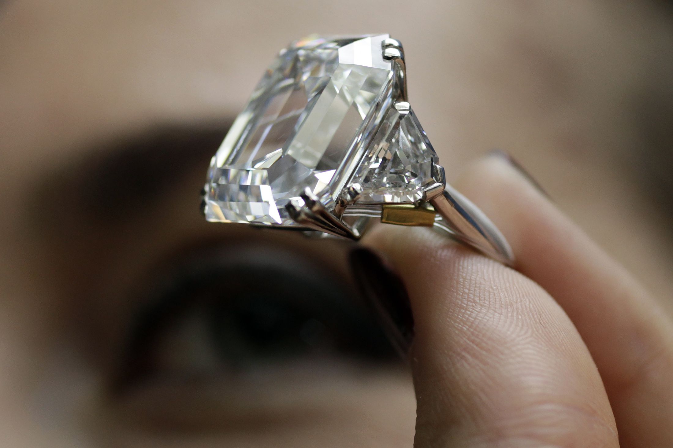 Кольцо с крупным бриллиантом