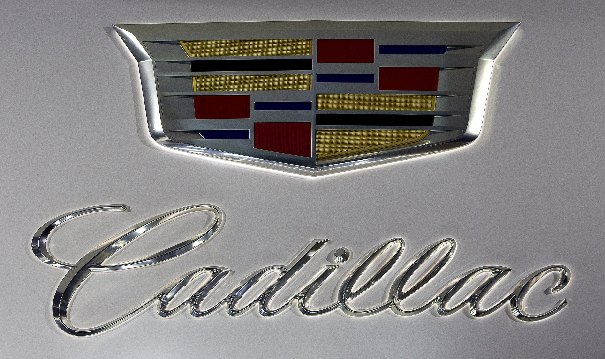 Cadillac надпись