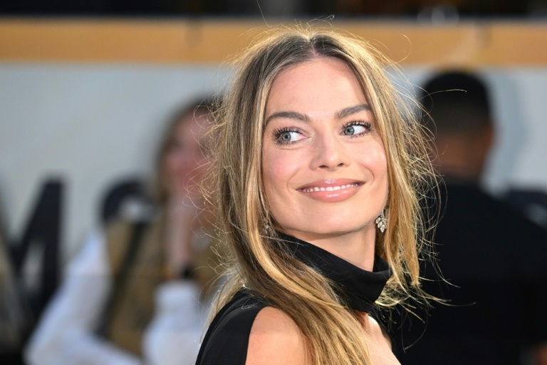 Margot Robbie Reveals How She Improvised Babylon Kissing Scene With