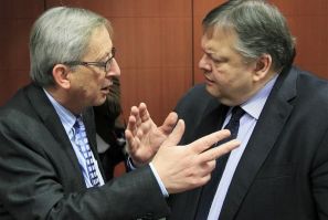 Luxembourg's Prime Minister and Eurogroup chairman Juncker talks with Greece's Finance Minister Evangelos Venizelos at the start of a Eurogroup meeting in Brussels