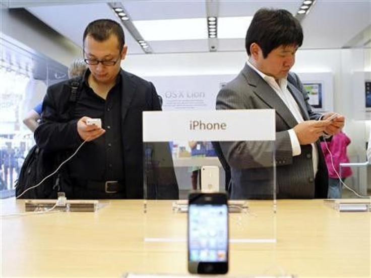 Customers try out the iPhone 4s at the Apple retail store in San Francisco, California November 17, 2011.