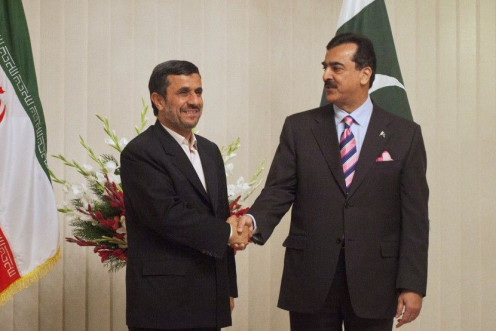Pakistan&#039;s PM Gilani and Iran&#039;s President Ahmadinejad shake hands before their meeting in Islamabad