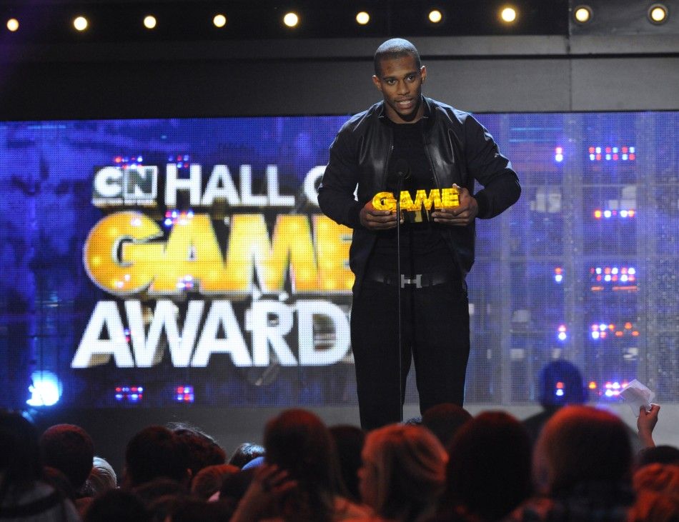 The New York Giants Victor Cruz accepts the Dance Machine award during the Cartoon Networks Hall of Game Awards