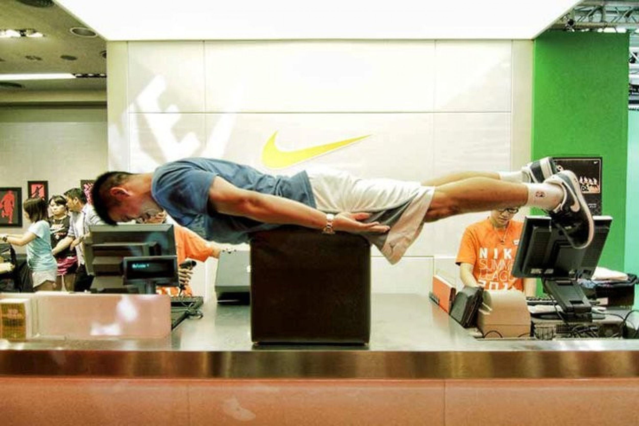 Jeremy Lin plank in Nike Clubhouse 