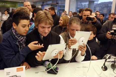 People test a new iPad 2 at a computer store in Berlin