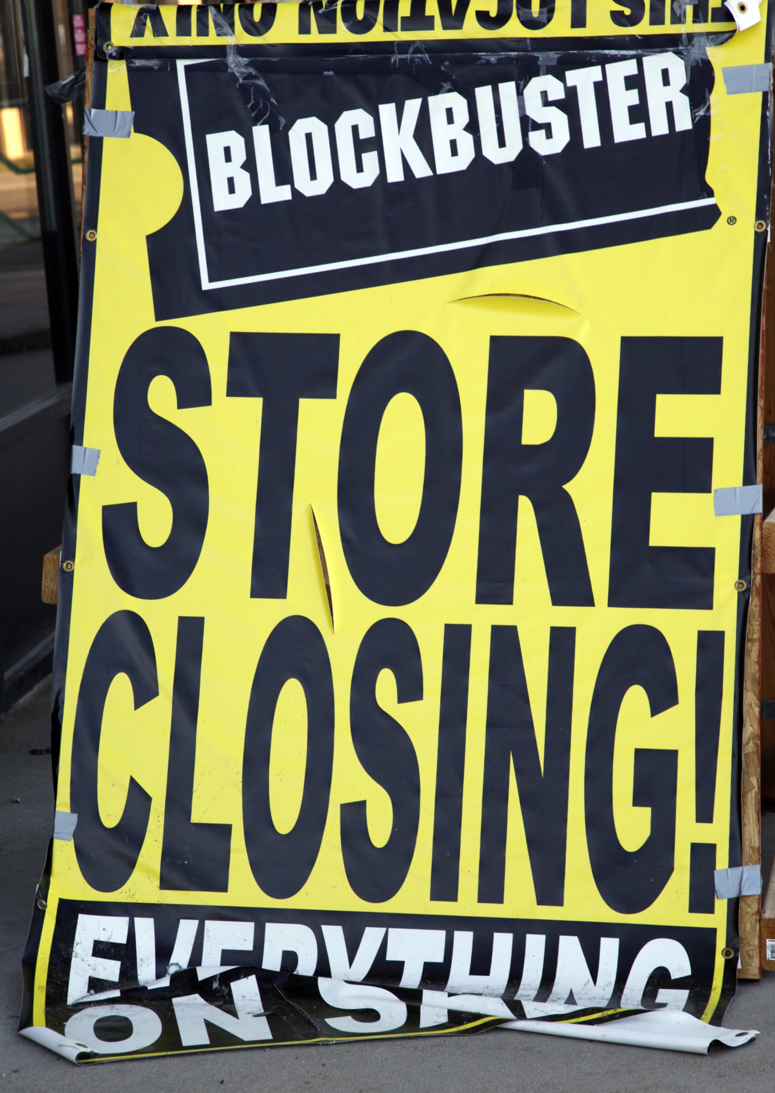 Blockbuster Closing Stores: 300 Store Closures Will Cut 3,000 Jobs And ...