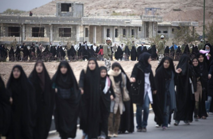 Iranian students form a human chain around the Uranium Conversion Facility (UCF) to show their support for Iran&#039;s nuclear program in Isfahan, 450 km (280 miles) south of Tehran November 15, 2011.