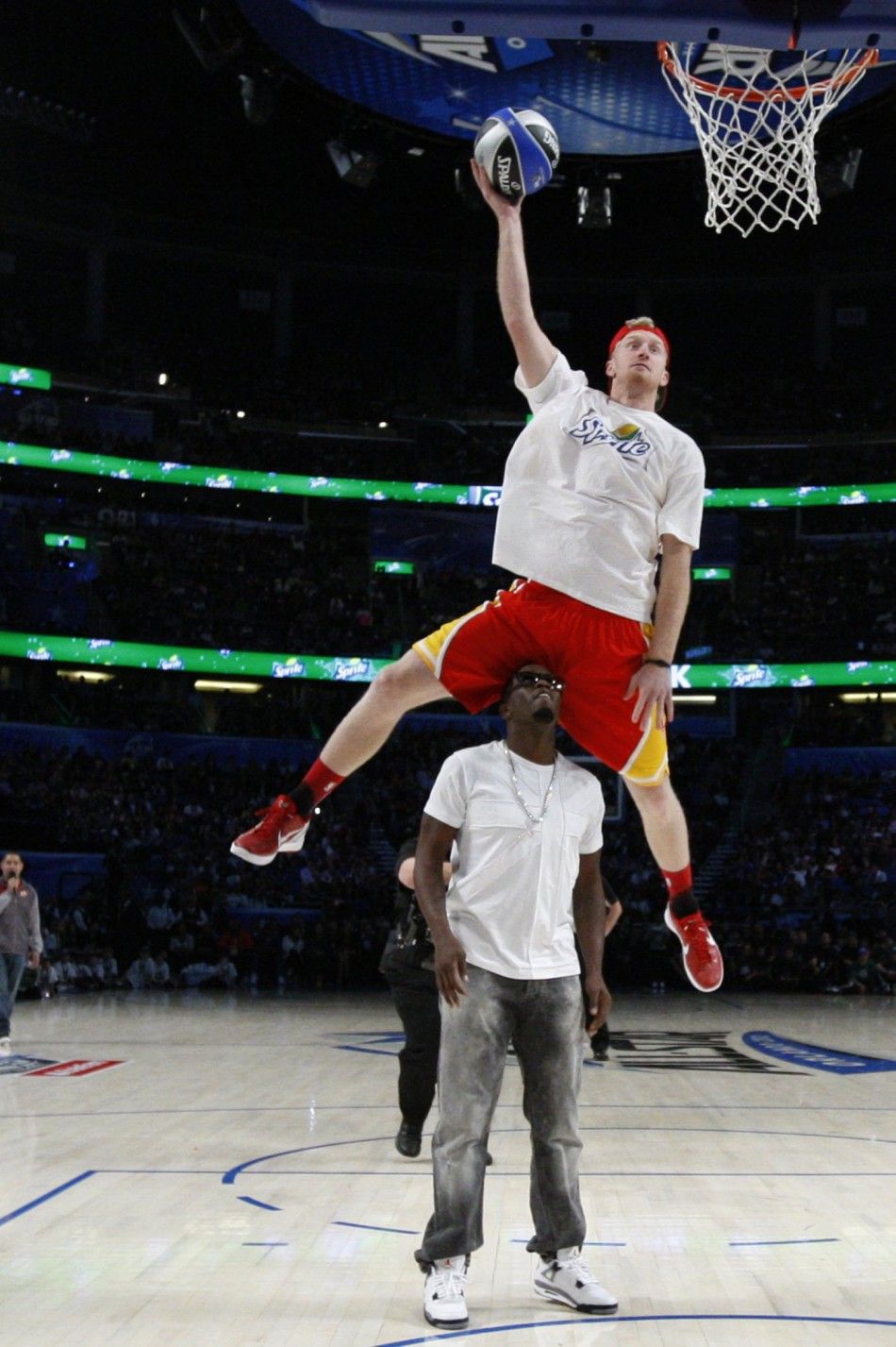 Rockets Budinger dunks over rapper Diddy