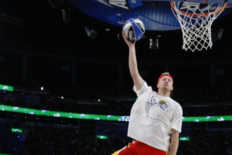 Rockets' Budinger dunks over rapper Diddy