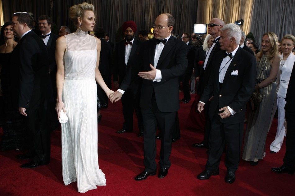 Princess Charlene Joins the Retro Fever at Oscars 2012, Dons White on Red Carpet