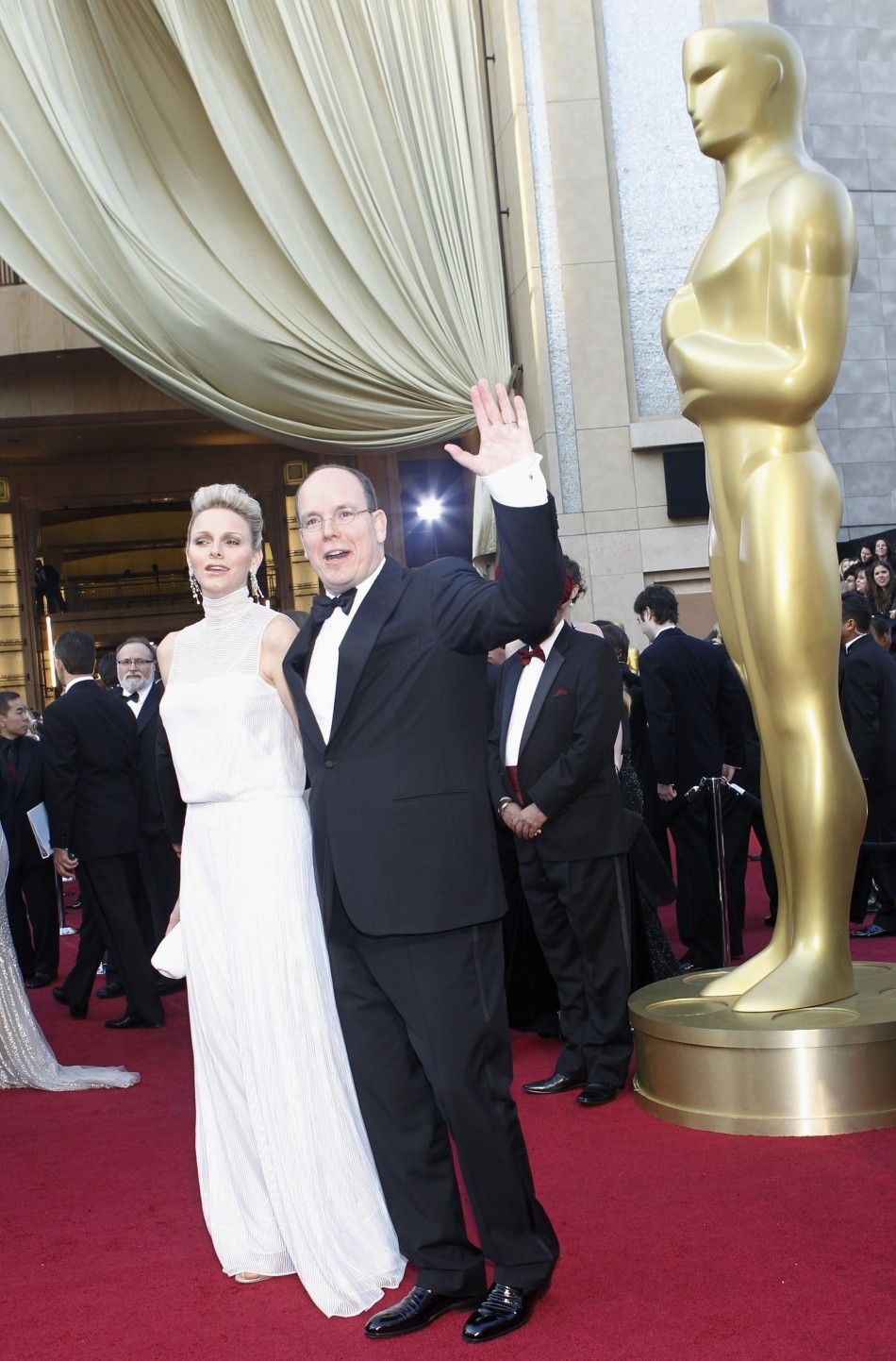 Princess Charlene Joins the Retro Fever at Oscars 2012, Dons White on Red Carpet
