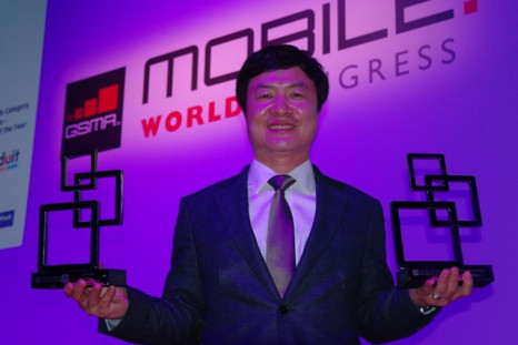JK Shin, President of IT & Mobile Communications Division at Samsung Electronics with “Manufacturer of the year” and “Best Smartphone” titles at MWC 2012