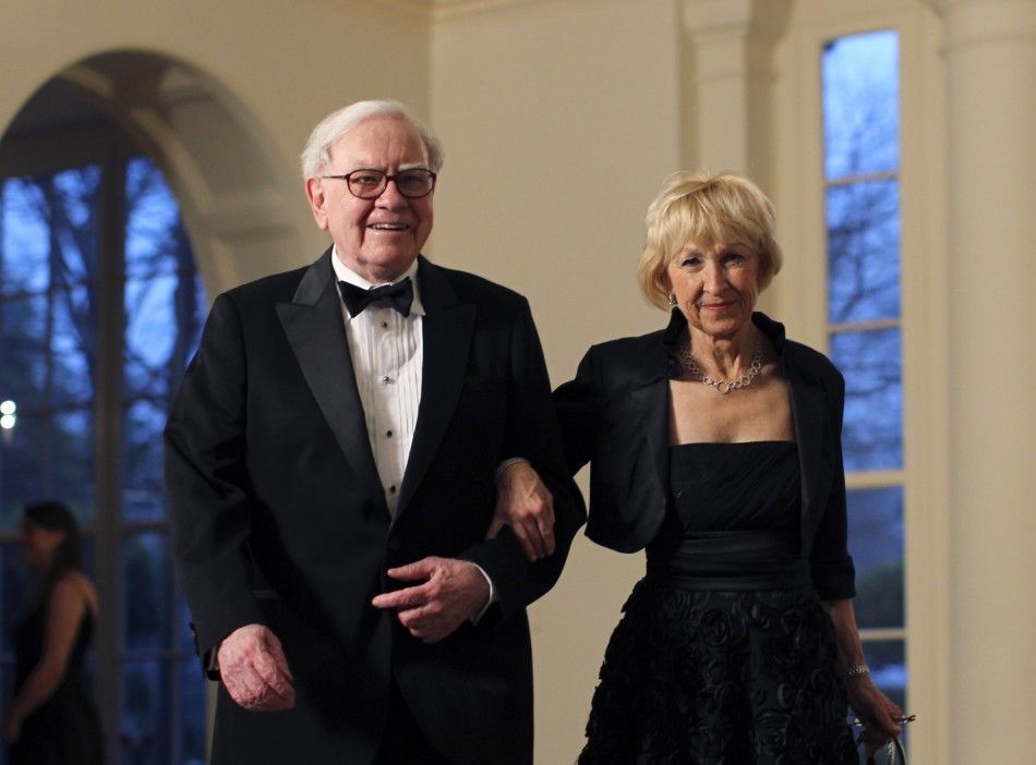 Business magnate Warren Buffett and his wife Astrid Menks arrive for a State Dinner held in honor of Britains Prime Minister David Cameron and his wife Samantha at the White House in Washington March 14, 2012.