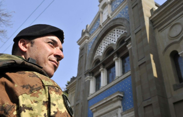 An Italian soldier stands in front of synagogue in Milan