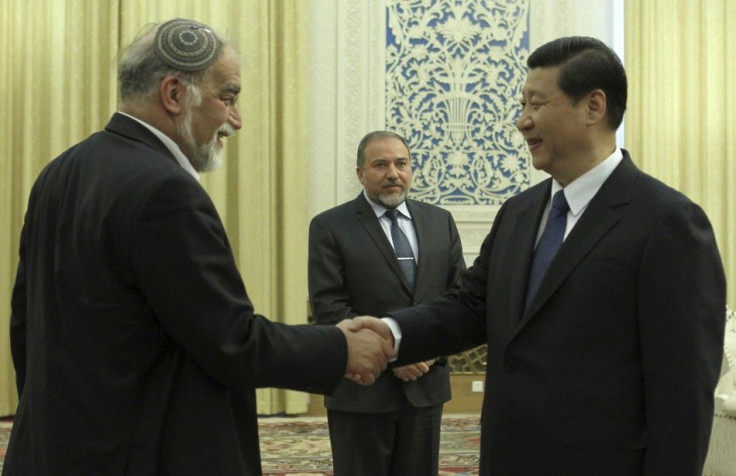 Israel&#039;s Foreign Minister Avigdor Lieberman looks on as China&#039;s Vice President Xi Jinping shakes hands with an Israeli official at the Great Hall of the People in Beijing
