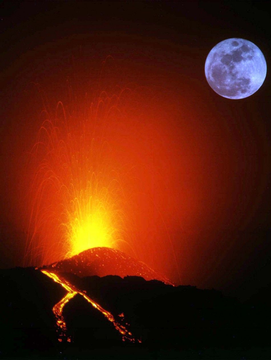 Mount Etnas Eruption in 1998