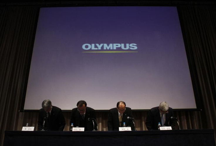 Olympus Corp&#039;s Executive Officer Hiroyuki Sasa (L), President Shuichi Takayama (2nd L), Independent Directors Hiroshi Kuruma (2nd R) and Yasuo Hayashida bow during a news conference in Tokyo February 27, 2012.