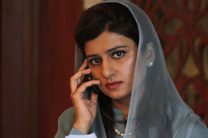Pakistan&#039;s Foreign Minister Khar talks on her mobile phone