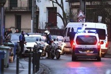 Toulouse French shooting gunman holed up