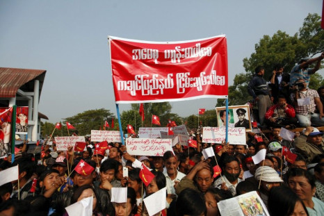 Supporters listen to pro-democracy leader Aung San Suu Kyi&#039;s speech at Kachin National Manu park
