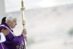 Pope Benedict Dons Large Black Sombrero during Mexico Trip 