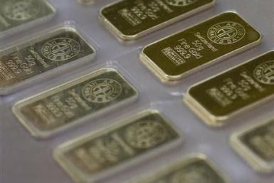 Gold holds near $1,660/oz as weaker euro caps gains