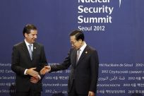 South Korea&#039;s President Lee reaches out to shake the hand of Mexico&#039;s Energy Minister Herrera at the Nuclear Security Summit working dinner in Seoul