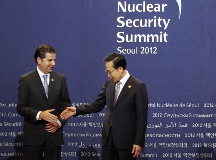 South Korea&#039;s President Lee reaches out to shake the hand of Mexico&#039;s Energy Minister Herrera at the Nuclear Security Summit working dinner in Seoul