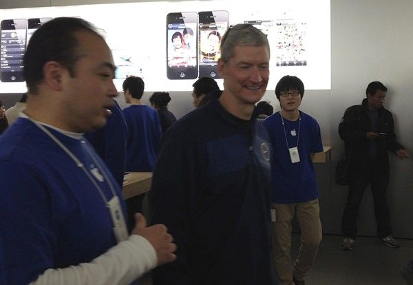 Apple CEO Tim Cook talks to employees at an Apple store in central Beijing