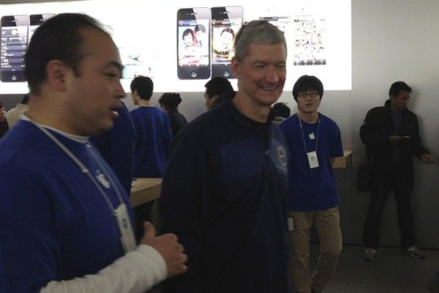 Apple CEO Tim Cook talks to employees at an Apple store in central Beijing