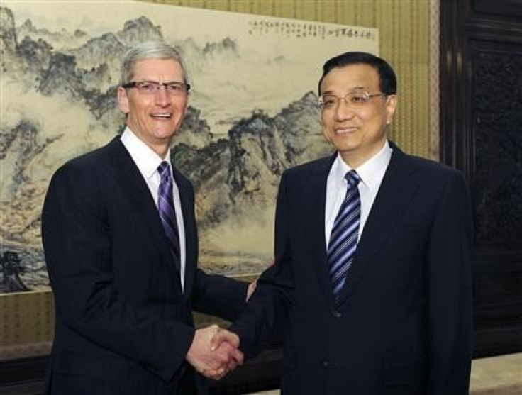 China&#039;s Vice Premier Li Keqiang (R) shakes hands with Apple CEO Tim Cook during a meeting at Zhongnanhai leadership compound in Beijing, March 27, 2012 in this photo distributed by Chinese official Xinhua News Agency on March 28, 2012.
