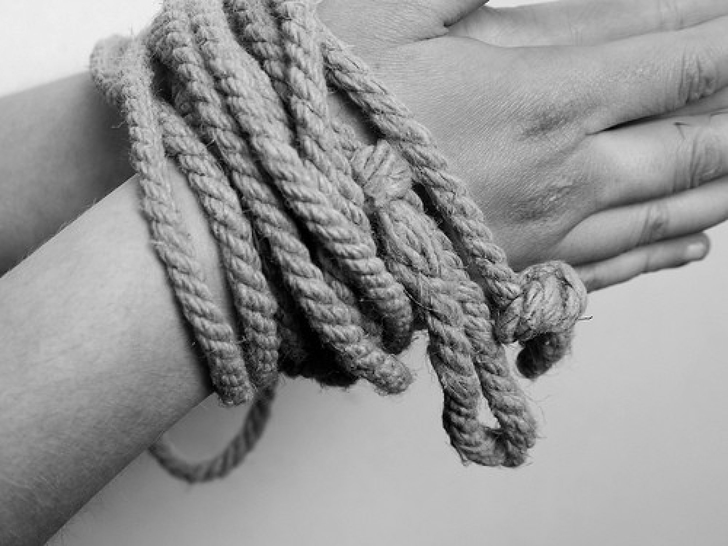 Связать руки мужику. Руки связаны. Связанные руки. Связанные запястья. Связанные руки веревкой.