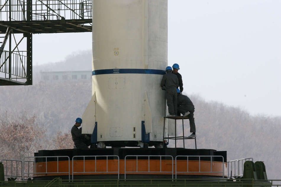 Engineers Inspect Unha-3 Rocket