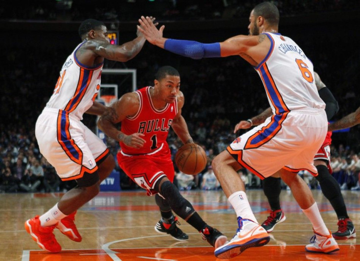 Derrick Rose drives the lane between Iman Shumpert and Tyson Chandler.