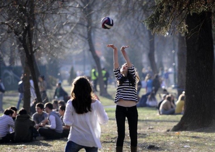 People enjoy warm weather in Skopje&#039;s city park