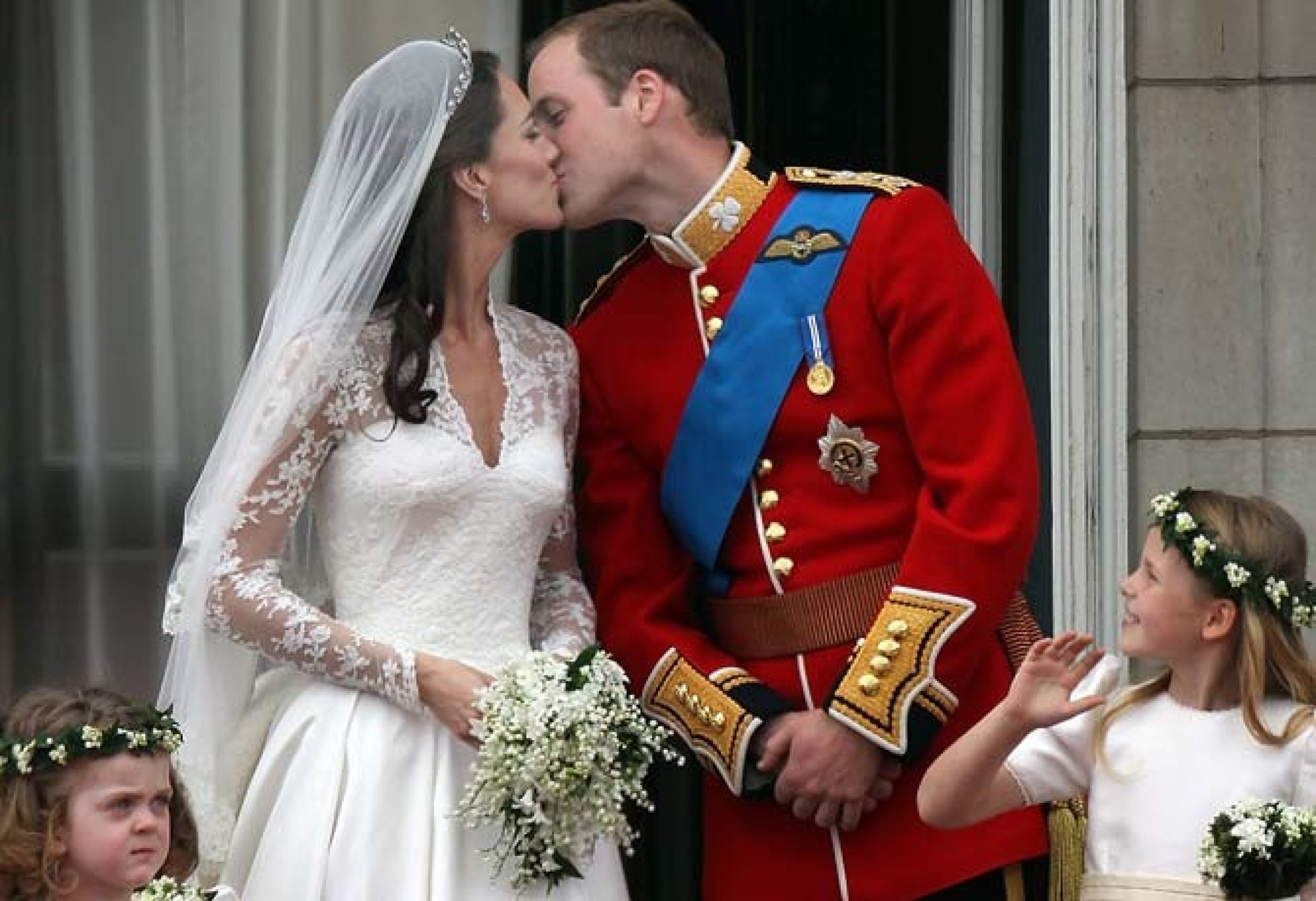 Kate Middleton  Price William Kiss On Wedding Day