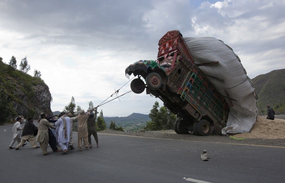 Strangest Ways People Flip-Flop In Overloaded Situations Around The World