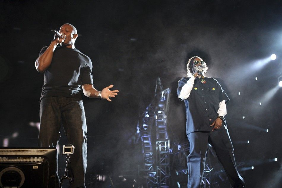 Dr. Dre L and Snoop Dogg perform at the Coachella Valley Music and Arts Festival in Indio, California April 15, 2012. 