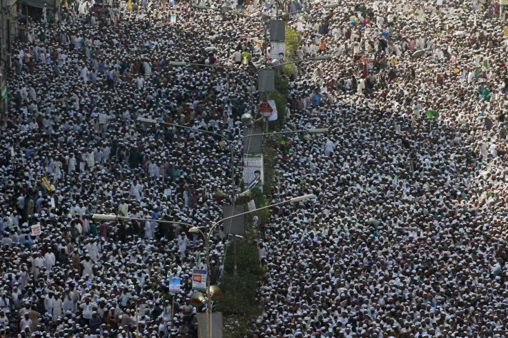 Activists of Hefajat-e-Islam attend a grand rally at Motijheel area in Dhaka April 6, 2013