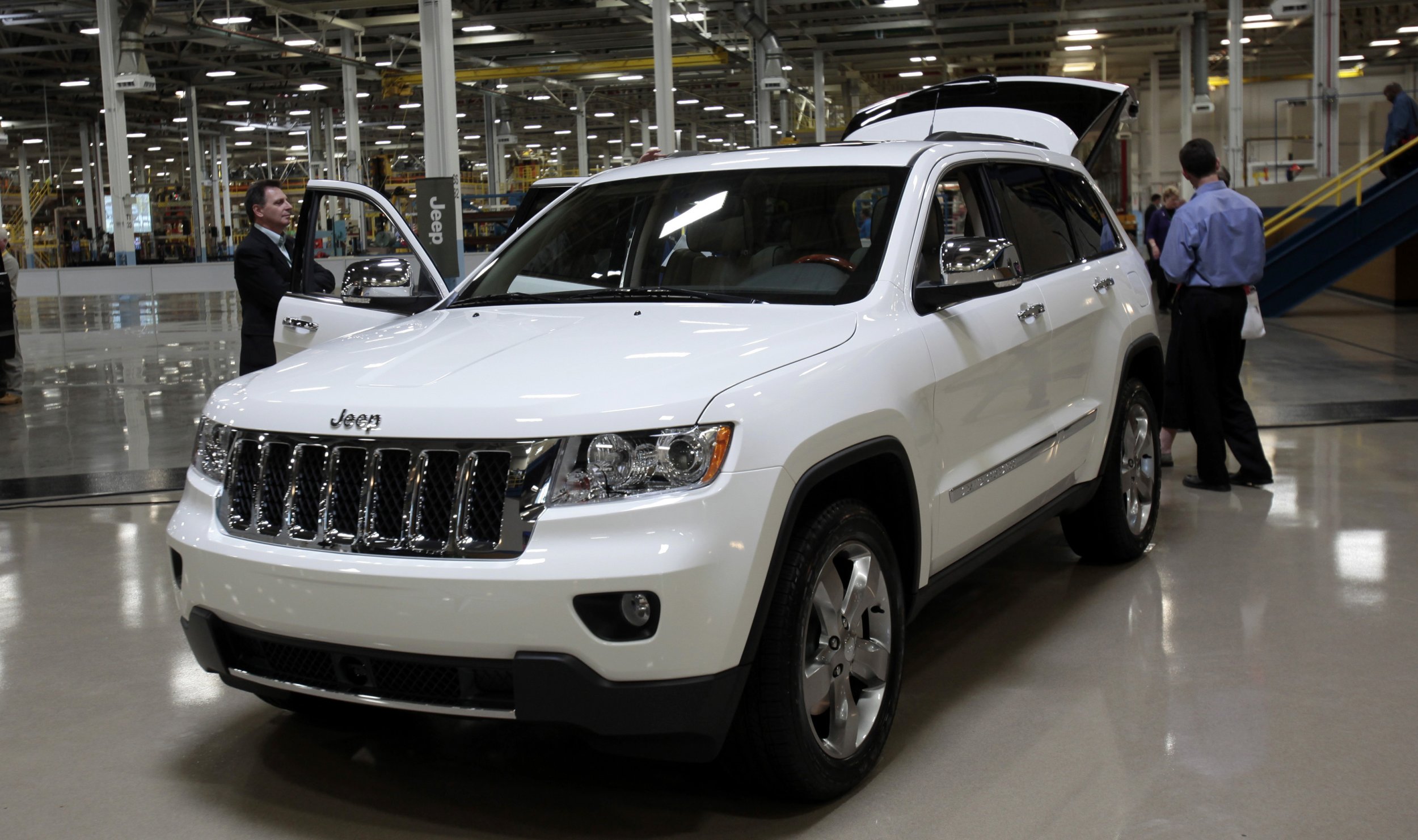 Jeep Releases Official Version Of EV Hybrid Grand Cherokee, Available