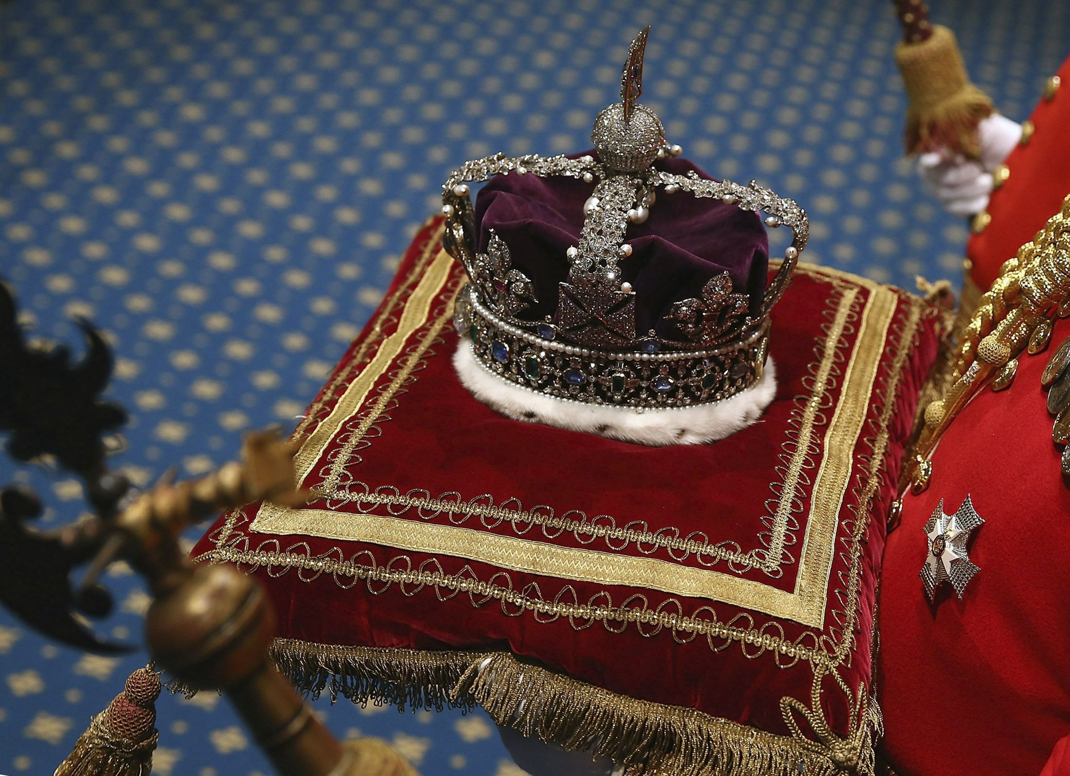 Does the UK monarchy use multiple crowns for each new king/queen? - Quora