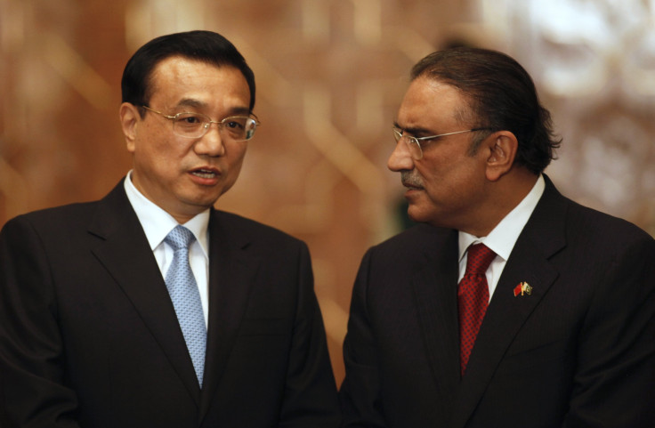 Chinese Premier Li Keqiang (L) talks with Pakistan's President Asif Ali Zardari during an agreement ceremony at President House in Islamabad 
