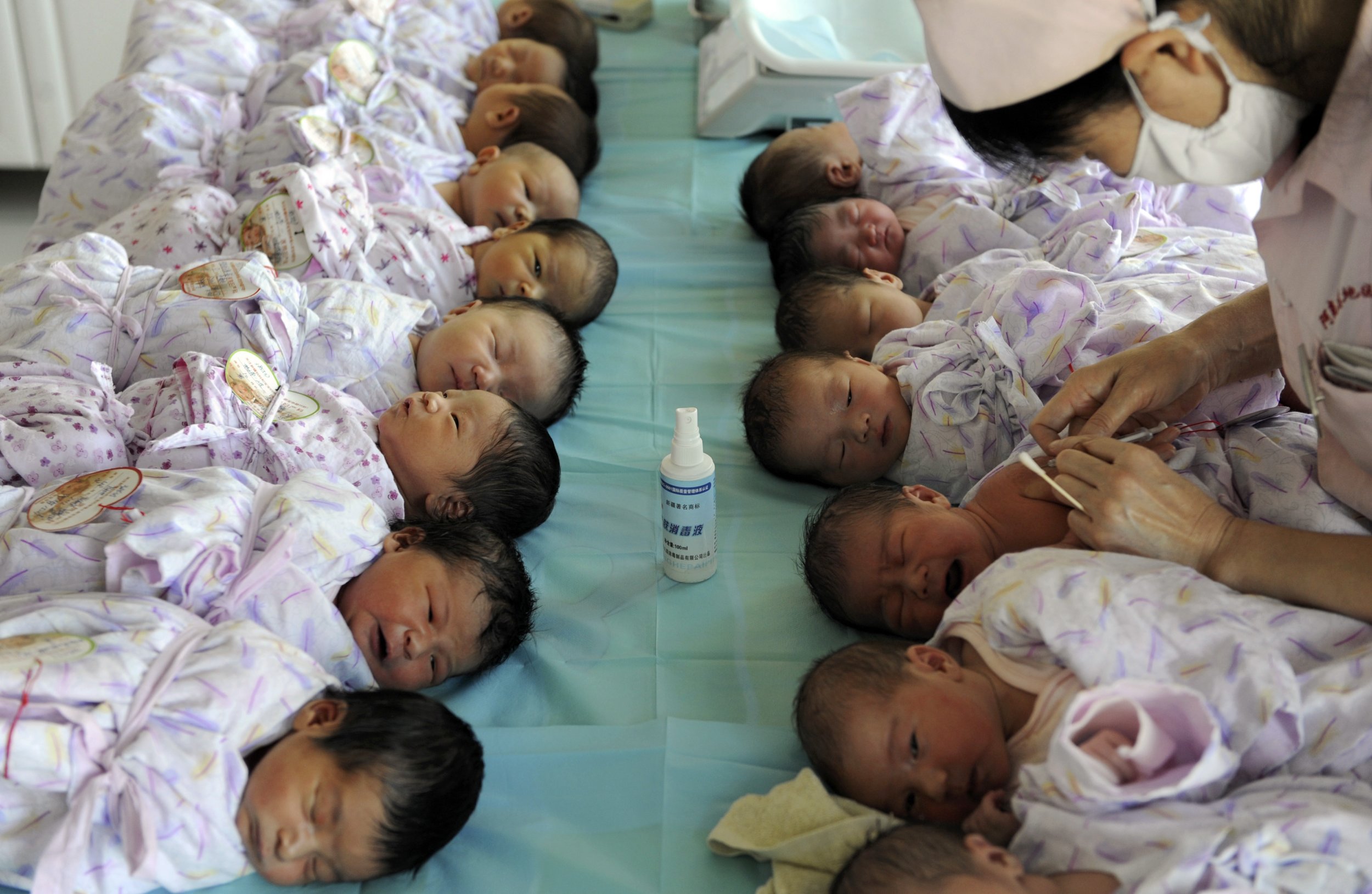 Много рождаемые. Много младенцев. Китайские Новорожденные дети. Новорождённые дети китайцев. Рождаемость.
