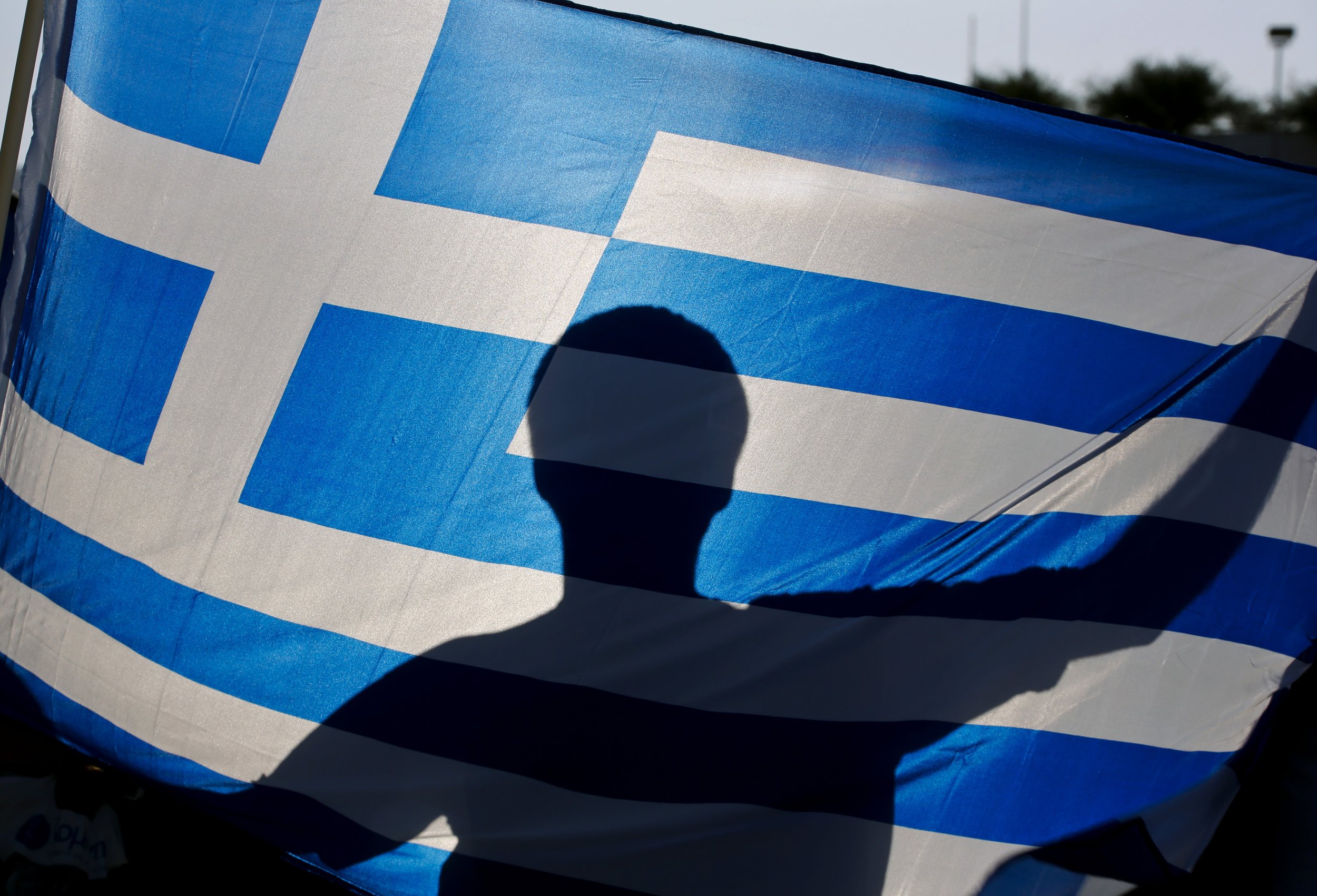 Долгов греции. Греческий флаг греческой общины. Греция и Германия. Долг Германии Греции. Греция списывает долги Германии.