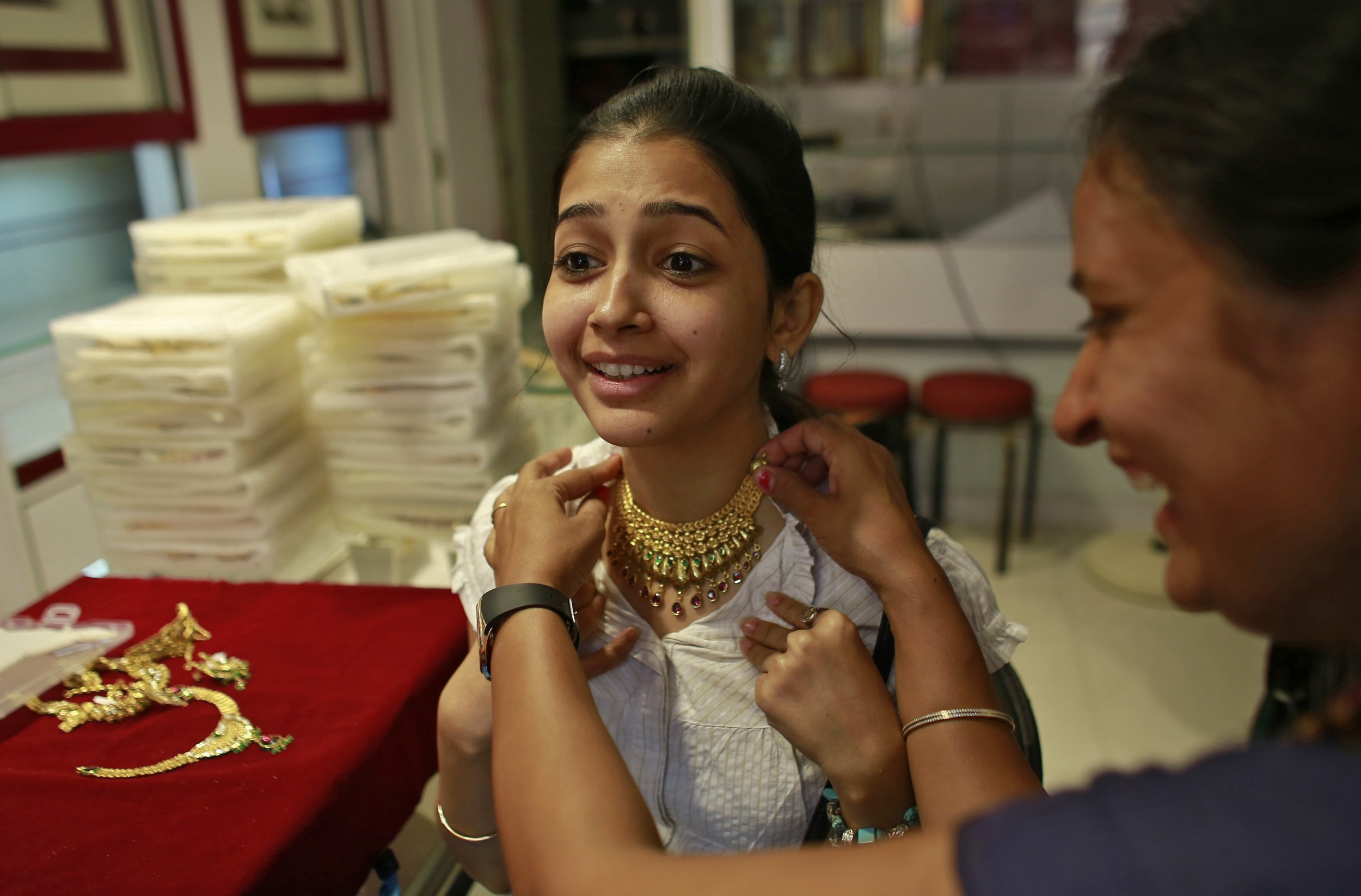 Indian Jewelers Volunteer To Ban Gold Sales As Current Account Deficit