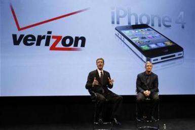 Verizon Wireless president and CEO, Mead and COO of Apple, Cook answer questions during Verizon&#039;s iPhone 4 launch event in New York
