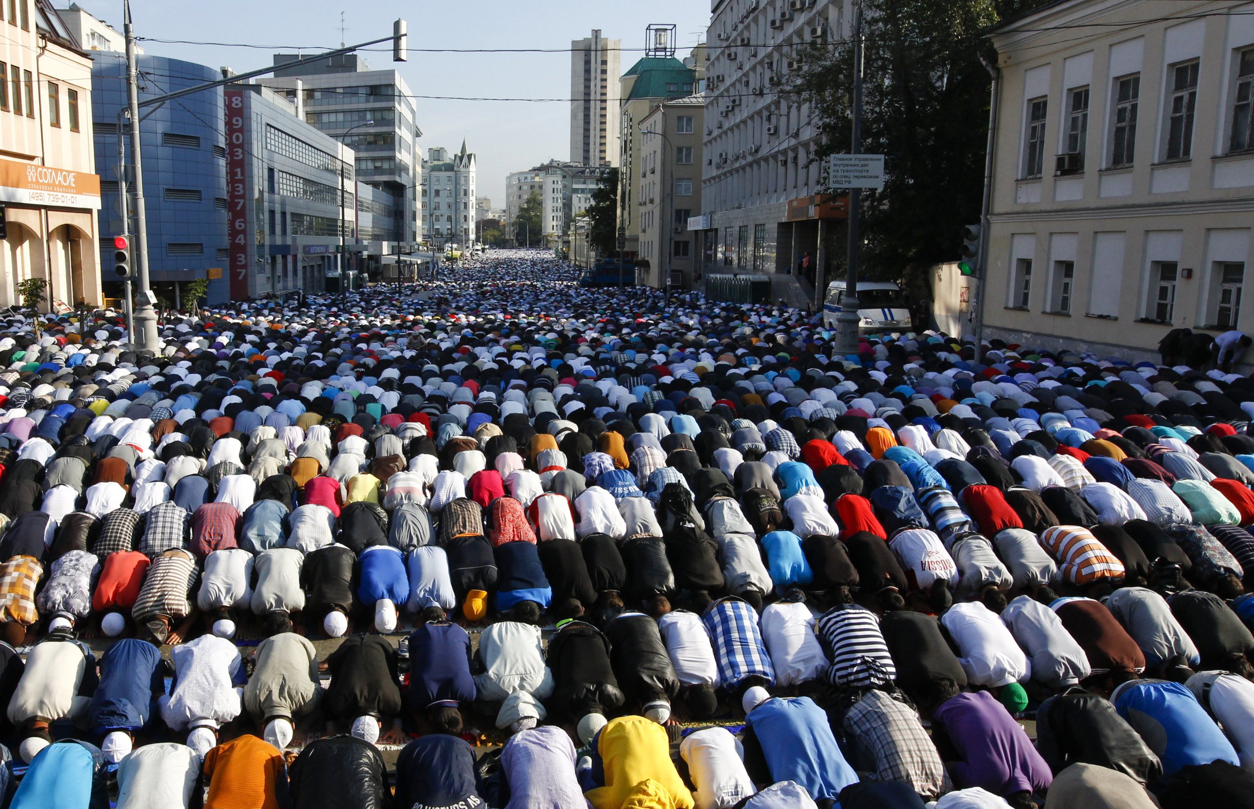 Ночная молитва мусульман. Что такое Ураза байрам у мусульман. Ураза байрам в Москве.