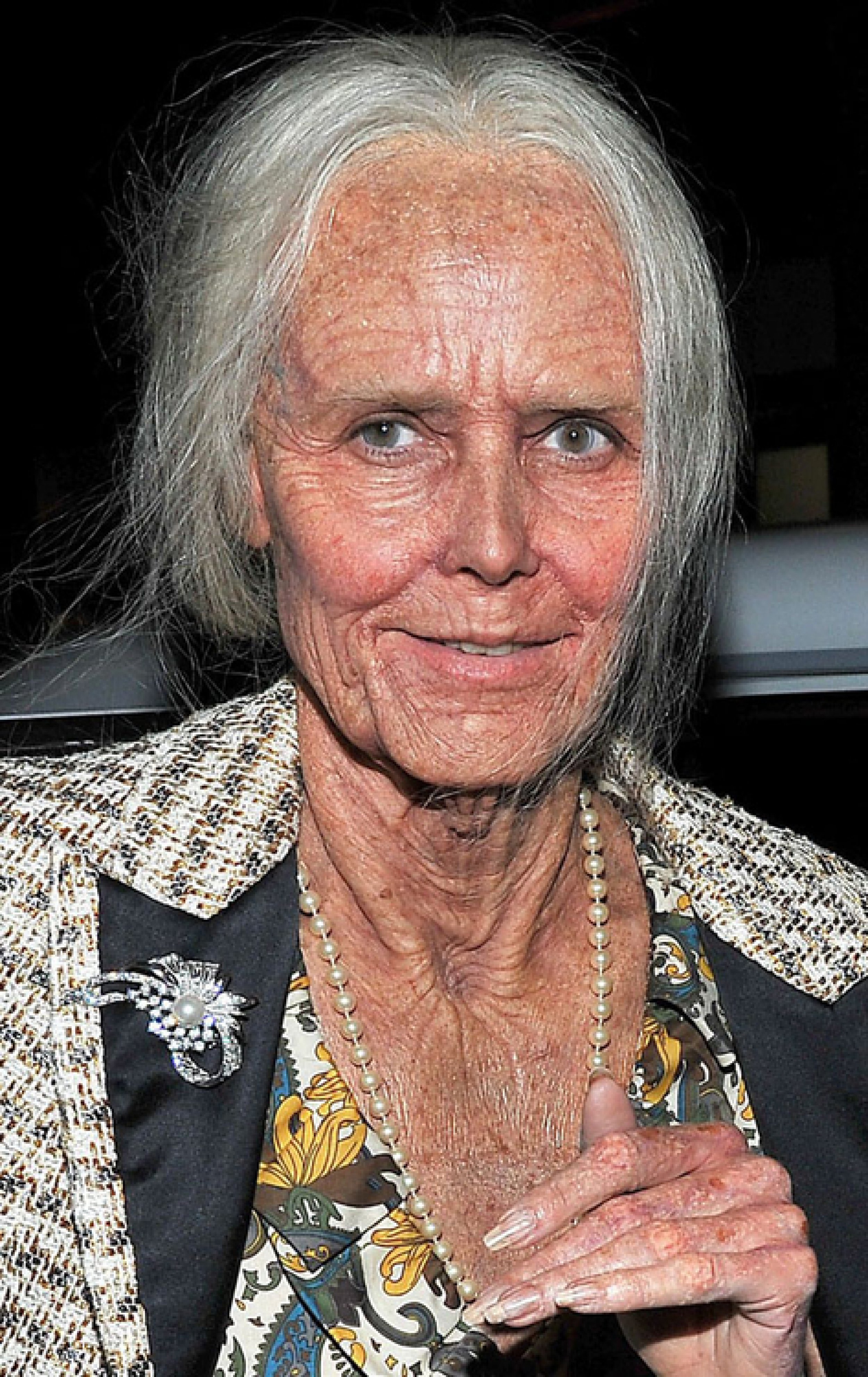 heidi-klum-halloween-costume-supermodel-becomes-wrinkly-old-lady-for