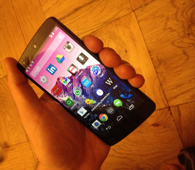Nexus 5 in hand LG Google