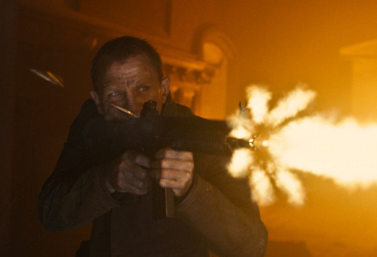 skyfall-daniel-craig-rifle